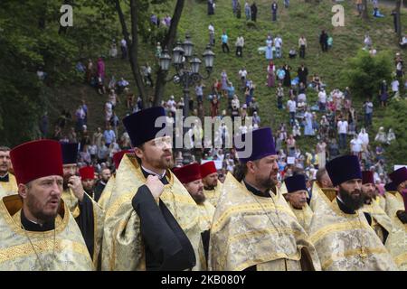 Ukrainische orthodoxe Priester und Gläubige nehmen nach einem Gottesdienst in Kiew, Ukraine, am 27. Juli 2018 an einer religiösen Prozession Teil. Am 27. Und 28. Juli 2018 begehen orthodoxe Gläubige den 1030.. Jahrestag der Christianisierung der Kiewer Rus. (Foto von Sergii Chartschenko/NurPhoto) Stockfoto