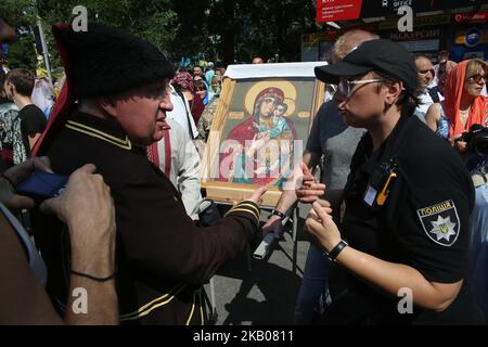 Ukrainische Priester und Gläubige des Patriarchats der Ukrainischen Orthodoxen Kirche in Kiew nehmen am 28. Juli 2018 an einem religionsmarsch zum 1030.. Jahrestag der Kiewer Rus-Christianisierung in der Innenstadt von Kiew, Ukraine, Teil. Die orthodoxen Gläubigen begehen den 1030.. Jahrestag der Christianisierung der Kiewer Rus. (Foto von Sergii Chartschenko/NurPhoto) Stockfoto