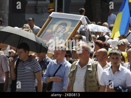 Ukrainische Priester und Gläubige des Patriarchats der Ukrainischen Orthodoxen Kirche in Kiew nehmen am 28. Juli 2018 an einem religionsmarsch zum 1030.. Jahrestag der Kiewer Rus-Christianisierung in der Innenstadt von Kiew, Ukraine, Teil. Die orthodoxen Gläubigen begehen den 1030.. Jahrestag der Christianisierung der Kiewer Rus. (Foto von STR/NurPhoto) Stockfoto