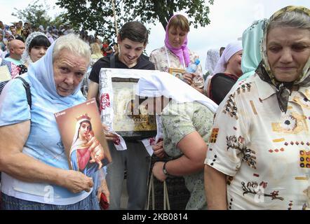 Ukrainische orthodoxe Priester und Gläubige nehmen nach einem Gottesdienst in Kiew, Ukraine, am 27. Juli 2018 an einer religiösen Prozession Teil. Am 27. Und 28. Juli 2018 begehen orthodoxe Gläubige den 1030.. Jahrestag der Christianisierung der Kiewer Rus. (Foto von Sergii Chartschenko/NurPhoto) Stockfoto