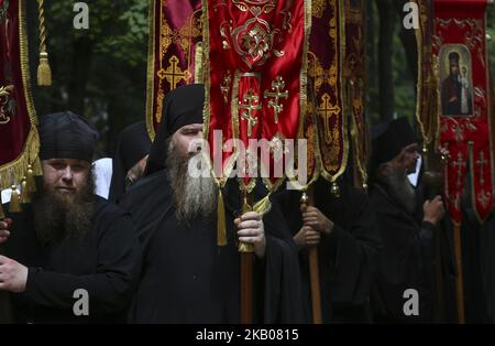 Ukrainische orthodoxe Priester und Gläubige nehmen nach einem Gottesdienst in Kiew, Ukraine, am 27. Juli 2018 an einer religiösen Prozession Teil. Am 27. Und 28. Juli 2018 begehen orthodoxe Gläubige den 1030.. Jahrestag der Christianisierung der Kiewer Rus. (Foto von Sergii Chartschenko/NurPhoto) Stockfoto