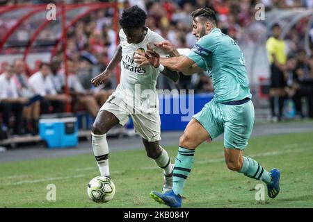 Tim Weah von Paris Saint Germain und Sead Kolasinac von Arsenal in Aktion während des internationalen Champions-Cup-Spiels zwischen Arsenal und Paris Saint Germain am 28. Juli 2018 im Nationalstadion in Singapur. (Foto: Danial Hakim Abdul Halim/NurPhoto) Stockfoto