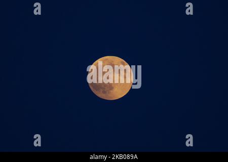 Der „Blutmond“ vor und während der Mondfinsternis im verwüsteten, aus dem Feuer stammenden Gebiet namens Mati in der Nähe von Athen. Das Schiff gehört der Küstenwache, da sie immer noch nach Menschen suchen. Die Finsternis ist die längste totale Mondfinsternis des Jahrhunderts, die einen Blutmond während eines Vollmondes zeigt 27. Juli 2018 - Mati, Attica - Griechenland (Foto von Nicolas Economou/NurPhoto) Stockfoto