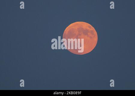 Der „Blutmond“ vor und während der Mondfinsternis im verwüsteten, aus dem Feuer stammenden Gebiet namens Mati in der Nähe von Athen. Das Schiff gehört der Küstenwache, da sie immer noch nach Menschen suchen. Die Finsternis ist die längste totale Mondfinsternis des Jahrhunderts, die einen Blutmond während eines Vollmondes zeigt 27. Juli 2018 - Mati, Attica - Griechenland (Foto von Nicolas Economou/NurPhoto) Stockfoto