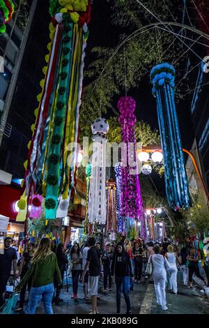 Menschen nehmen am Tanabata Festival am 29. Juli 2017 in Sao Paulo, Brasilien, Teil. Das Tanabata Matzuri oder Star Festival ist ein Festival, das normalerweise im Juli stattfindet. Während des Festivals sind die Straßen mit Papier- oder Bambusverzierungen, Tänzen, Musik und typischen Speisen gefüllt. Wünsche werden auf den Tanzaku geschrieben - Papierstreifen, die auch als "Wunschstreifen" bekannt sind - die dann zusammen mit Bambus verbrannt werden, in der Annahme, dass der Rauch die Wünsche zu den Sternen tragen würde. Seit mehr als 30 Jahren hat die Tanabata Matzuri im Stadtteil Liberdade Dutzende von Attraktionen versammelt und zieht Tausende an Stockfoto