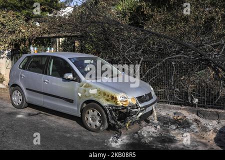 Bilder von zerstörten und verbrannten Autos beim Brand in Mati, Attica am 23. Juli 2018. Die Autos aus dem weiteren Gebiet von Mati und Neos Voutsas im östlichen Attika bei Athen nach dem Brand. Das Aluminium der Räder schmilzt und verflüssigt, die Schmelztemperatur von Aluminium beträgt 660,3 Grad Das Feuer, das am 23. Juli 2018 stattfand, war eine der Würden des Jahrhunderts. Die Zahl der Todesopfer wurde auf über 90 erhöht. Viele Menschen werden immer noch vermisst und die Forschung läuft noch. Das Gebiet ist immer noch ohne Strom. Die erste Zählung war, dass 2500 Häuser zerstört wurden. 28. Juli 2018 - Mati, Stockfoto