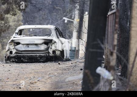 Bilder von zerstörten und verbrannten Autos beim Brand in Mati, Attica am 23. Juli 2018. Die Autos aus dem weiteren Gebiet von Mati und Neos Voutsas im östlichen Attika bei Athen nach dem Brand. Das Aluminium der Räder schmilzt und verflüssigt, die Schmelztemperatur von Aluminium beträgt 660,3 Grad Das Feuer, das am 23. Juli 2018 stattfand, war eine der Würden des Jahrhunderts. Die Zahl der Todesopfer wurde auf über 90 erhöht. Viele Menschen werden immer noch vermisst und die Forschung läuft noch. Das Gebiet ist immer noch ohne Strom. Die erste Zählung war, dass 2500 Häuser zerstört wurden. 28. Juli 2018 - Mati, Stockfoto