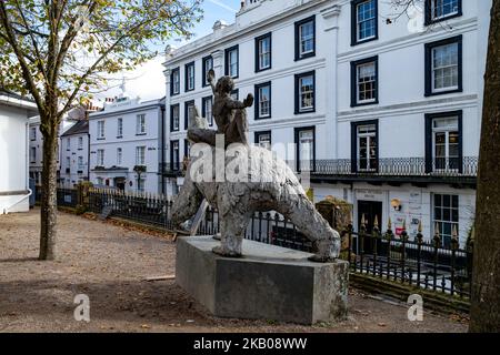 Tunbridge Wells, Kent, Großbritannien – Oktober 31 2022. Die Polar Dance Skulptur von Tessa Campbell-Fraser befindet sich im historischen Pantiles Viertel der Stadt Stockfoto