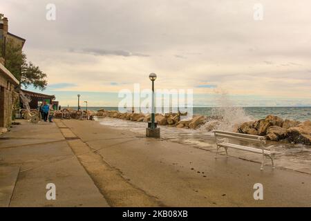 Piran, Slowenien - September 17. 2022. Raue Wellen und hohes Wasser an der Küste der Stadt Piran in Slowenien Mitte September Stockfoto