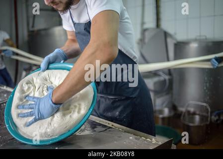 Arbeitsprozess der Produktion von Salzstringkäse auf der Ferma-Farm Dooobra. Dooobra ferma ist ein Milchviehbetrieb in der Region Kiew, der auf handgefertigten Käse spezialisiert ist. Bohuslav, Region Kiew, Ukraine am 27. Juli 2018 (Foto: Oleksandr Rupeta/NurPhoto) Stockfoto