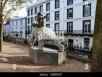 Tunbridge Wells, Kent, Großbritannien – Oktober 31 2022. Die Polar Dance Skulptur von Tessa Campbell-Fraser befindet sich im historischen Pantiles Viertel der Stadt Stockfoto