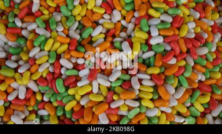 Viele bunte Sumpflandschaften, gelbgrün weiß rot und orange gefärbt Stockfoto