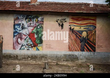 Marc Chagal l-J und das Dorf,L und Edvard Munch - der Schrei,R. 2018 wird als das Jahr in die Geschichte eingehen, in dem am 04. August 2018 die erste offizielle Abteilung des New Yorker MoMA im Dorf Staro Zhelezare in Bulgarien eröffnet wurde. Phänomen auf globaler Ebene, da alle größten Kunstwerke aus der Sammlung des MoMA nun in der offenen Galerie im ländlichen Raum dem Dorfpublikum zur permanenten Besichtigung zur Verfügung stehen. Verantwortlich für das ehrgeizige Projekt ist das Künstlerduo Piriankov Art - Katarzyna und Ventsislav Piriankov sowie 8 ihrer besten Studenten der Universität der Künste in Stockfoto