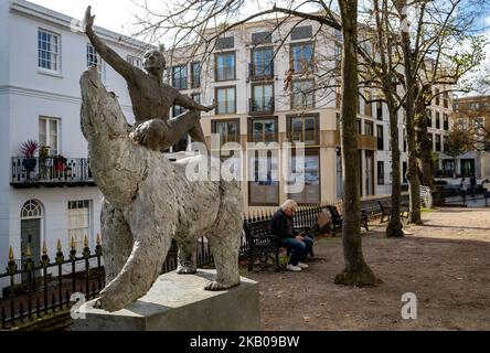 Tunbridge Wells, Kent, Großbritannien – Oktober 31 2022. Die Polar Dance Skulptur von Tessa Campbell-Fraser befindet sich im historischen Pantiles Viertel der Stadt Stockfoto