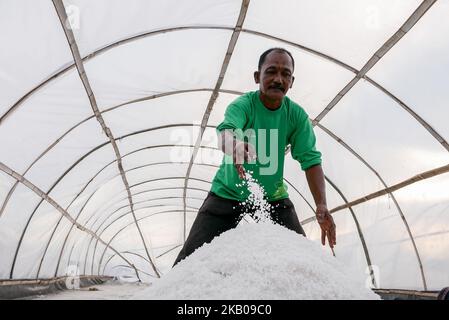 Salzanbau bei Lamujong in Banda Aceh, Indonesien am 2. August 2018. Indonesien ist von Salzwasser umgeben und gibt jedes Jahr immer noch zig Millionen Dollar für die Einfuhr von Salz aus. (Foto von Anton Raharjo/NurPhoto) Stockfoto