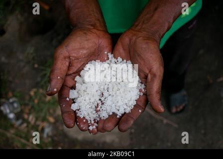 Salzanbau bei Lamujong in Banda Aceh, Indonesien am 2. August 2018. Indonesien ist von Salzwasser umgeben und gibt jedes Jahr immer noch zig Millionen Dollar für die Einfuhr von Salz aus. (Foto von Anton Raharjo/NurPhoto) Stockfoto