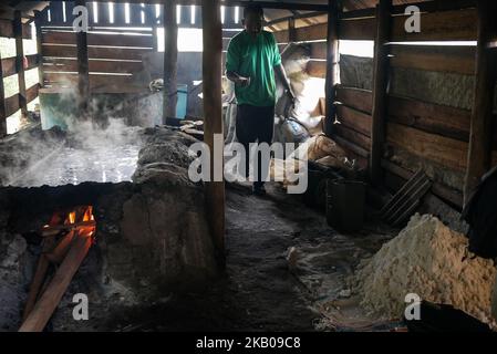 Salzanbau bei Lamujong in Banda Aceh, Indonesien am 2. August 2018. Indonesien ist von Salzwasser umgeben und gibt jedes Jahr immer noch zig Millionen Dollar für die Einfuhr von Salz aus. (Foto von Anton Raharjo/NurPhoto) Stockfoto