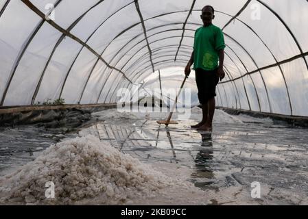 Salzanbau bei Lamujong in Banda Aceh, Indonesien am 2. August 2018. Indonesien ist von Salzwasser umgeben und gibt jedes Jahr immer noch zig Millionen Dollar für die Einfuhr von Salz aus. (Foto von Anton Raharjo/NurPhoto) Stockfoto