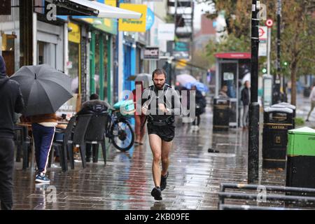 London, Großbritannien. 30. Oktober 2022. Ein Läufer beim Joggen bei Niederschlägen in London. Laut dem Met Office wird in dieser Woche in vielen Teilen des Landes mit Regen gerechnet. (Bild: © Dinendra Haria/SOPA Images via ZUMA Press Wire) Stockfoto