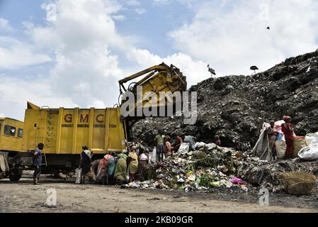 Müllwagen entladen am 4. August 2018 Entsorgungsmaterialien und Ragpicker sortieren recycelbare Materialien an einem der größten Entsorgungsstandorte im Nordosten Indiens im Boragaon-Gebiet von Guwahati, Assam, Indien. (Foto von David Talukdar/NurPhoto) Stockfoto