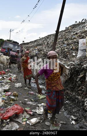 Am 4. August 2018 sortieren Ragpicker recycelbare Materialien an einem der größten Entsorgungsstandorte im Nordosten Indiens im Gebiet Boragaon in Guwahati, Assam, Indien. (Foto von David Talukdar/NurPhoto) Stockfoto