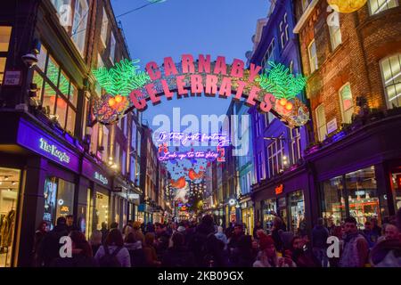 London, Großbritannien. 3.. November 2022. Weihnachtsschmuck in Londons berühmter Carnaby Street. Kredit: Vuk Valcic/Alamy Live Nachrichten Stockfoto