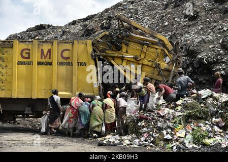 Müllwagen entladen am 4. August 2018 Entsorgungsmaterialien und Ragpicker sortieren recycelbare Materialien an einem der größten Entsorgungsstandorte im Nordosten Indiens im Boragaon-Gebiet von Guwahati, Assam, Indien. (Foto von David Talukdar/NurPhoto) Stockfoto