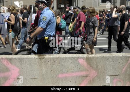 Demonstranten, die an einem Protestmarsch zur Abschaffung DES EISES durch Center City teilnahmen, um die Einstellung der Abschiebungen und die Beendigung der Familienhaft zu fordern, während eines marsches und einer Kundgebung in Philadelphia, PA, am 4. August 2018. Nach der Ankündigung des Bürgermeisters Jim Kenneys, den PARS-Vertrag zu beenden, fordern die Demonstranten eine Garantie für keine weitere Zusammenarbeit mit dem US-amerikanischen Immigration and Customs Enforcement (ICE) des Department of Homeland Securitys in Philadelphia. (Foto von Bastiaan Slabbers/NurPhoto) Stockfoto