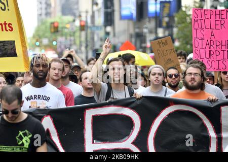 Demonstranten, die an einem Protestmarsch zur Abschaffung DES EISES durch Center City teilnahmen, um die Einstellung der Abschiebungen und die Beendigung der Familienhaft zu fordern, während eines marsches und einer Kundgebung in Philadelphia, PA, am 4. August 2018. Nach der Ankündigung des Bürgermeisters Jim Kenneys, den PARS-Vertrag zu beenden, fordern die Demonstranten eine Garantie für keine weitere Zusammenarbeit mit dem US-amerikanischen Immigration and Customs Enforcement (ICE) des Department of Homeland Securitys in Philadelphia. (Foto von Bastiaan Slabbers/NurPhoto) Stockfoto