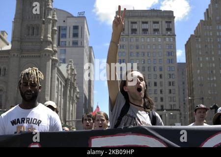 Demonstranten, die an einem Protestmarsch zur Abschaffung DES EISES durch Center City teilnahmen, um die Einstellung der Abschiebungen und die Beendigung der Familienhaft zu fordern, während eines marsches und einer Kundgebung in Philadelphia, PA, am 4. August 2018. Nach der Ankündigung des Bürgermeisters Jim Kenneys, den PARS-Vertrag zu beenden, fordern die Demonstranten eine Garantie für keine weitere Zusammenarbeit mit dem US-amerikanischen Immigration and Customs Enforcement (ICE) des Department of Homeland Securitys in Philadelphia. (Foto von Bastiaan Slabbers/NurPhoto) Stockfoto