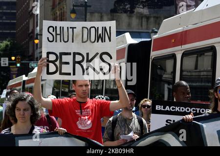 Demonstranten, die an einem Protestmarsch zur Abschaffung DES EISES durch Center City teilnahmen, um die Einstellung der Abschiebungen und die Beendigung der Familienhaft zu fordern, während eines marsches und einer Kundgebung in Philadelphia, PA, am 4. August 2018. Nach der Ankündigung des Bürgermeisters Jim Kenneys, den PARS-Vertrag zu beenden, fordern die Demonstranten eine Garantie für keine weitere Zusammenarbeit mit dem US-amerikanischen Immigration and Customs Enforcement (ICE) des Department of Homeland Securitys in Philadelphia. (Foto von Bastiaan Slabbers/NurPhoto) Stockfoto