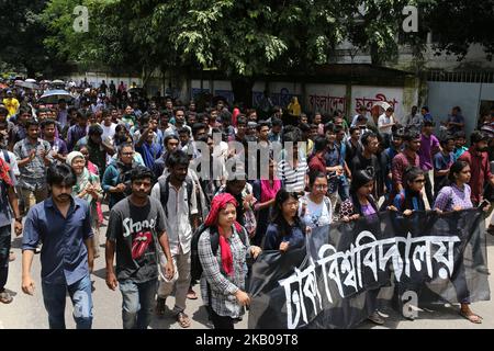 Studenten aus Bangladesch halten am 6. August 2018 eine Prozession ab, um gegen die anhaltenden Angriffe auf Studenten und die Forderung nach sicheren Straßen auf dem Dhaka University Campus in Dhaka, Bangladesch, zu protestieren. (Foto von Rehman Asad/NurPhoto) Stockfoto