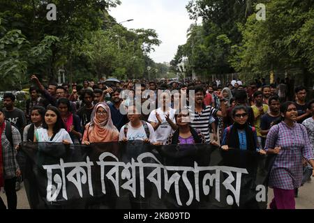 Studenten aus Bangladesch halten am 6. August 2018 eine Prozession ab, um gegen die anhaltenden Angriffe auf Studenten und die Forderung nach sicheren Straßen auf dem Dhaka University Campus in Dhaka, Bangladesch, zu protestieren. (Foto von Rehman Asad/NurPhoto) Stockfoto