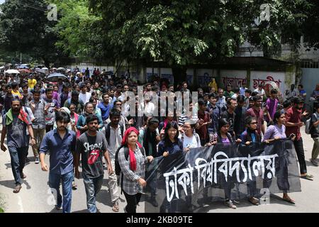 Studenten aus Bangladesch halten am 6. August 2018 eine Prozession ab, um gegen die anhaltenden Angriffe auf Studenten und die Forderung nach sicheren Straßen auf dem Dhaka University Campus in Dhaka, Bangladesch, zu protestieren. (Foto von Rehman Asad/NurPhoto) Stockfoto