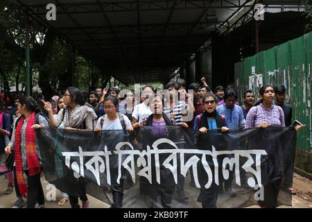 Studenten aus Bangladesch halten am 6. August 2018 eine Prozession ab, um gegen die anhaltenden Angriffe auf Studenten und die Forderung nach sicheren Straßen auf dem Dhaka University Campus in Dhaka, Bangladesch, zu protestieren. (Foto von Rehman Asad/NurPhoto) Stockfoto