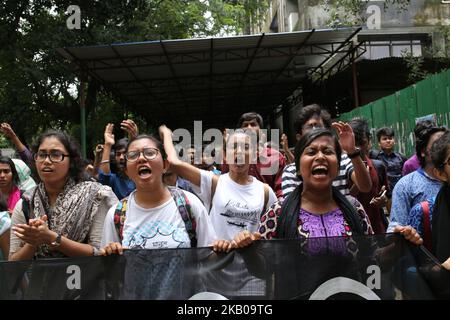 Studenten aus Bangladesch halten am 6. August 2018 eine Prozession ab, um gegen die anhaltenden Angriffe auf Studenten und die Forderung nach sicheren Straßen auf dem Dhaka University Campus in Dhaka, Bangladesch, zu protestieren. (Foto von Rehman Asad/NurPhoto) Stockfoto