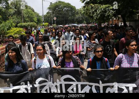 Studenten aus Bangladesch halten am 6. August 2018 eine Prozession ab, um gegen die anhaltenden Angriffe auf Studenten und die Forderung nach sicheren Straßen auf dem Dhaka University Campus in Dhaka, Bangladesch, zu protestieren. (Foto von Rehman Asad/NurPhoto) Stockfoto