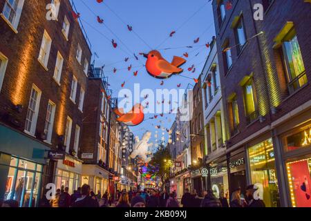 London, Großbritannien. 3.. November 2022. Weihnachtsschmuck in Londons berühmter Carnaby Street. Kredit: Vuk Valcic/Alamy Live Nachrichten Stockfoto