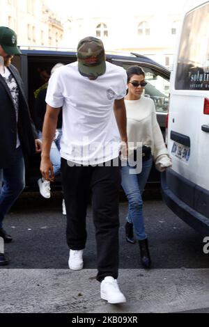 Das Paar Younes Bendjima und Kourtney Kardashian gehen am 30. September 2017 in Paris, Frankreich, zu einem Videospielraum namens „la tête des nuages“. (Foto von Mehdi Taamallah / NurPhoto) Stockfoto