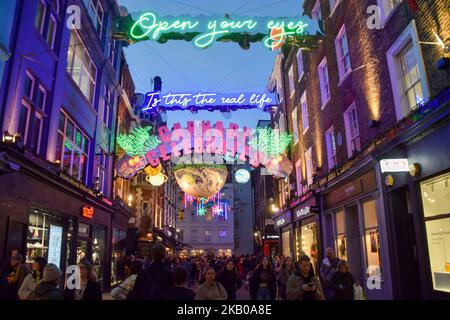 London, Großbritannien. 3.. November 2022. Weihnachtsschmuck in Londons berühmter Carnaby Street. Kredit: Vuk Valcic/Alamy Live Nachrichten Stockfoto