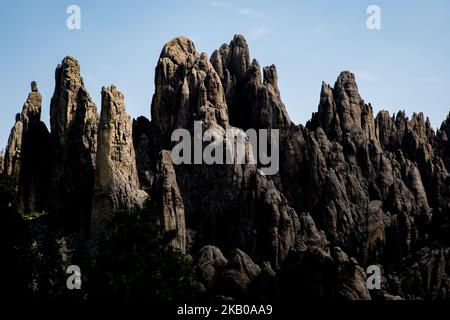 Needles Highway, eine National Scenic Byway, und Needles Eye werden am 9. Juli 2018 entlang des South Dakota Highway 87 im Südwesten von South Dakota, USA, gesehen. Es umfasst 14 Meilen tückisch scharfe Kurven, niedrige Tunnel und Granitspitzen. Die Straße liegt innerhalb des 73.000 Hektar großen Custer State Park, innerhalb der Black Hills Region. (Foto von Patrick Gorski/NurPhoto) Stockfoto