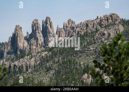 Needles Highway, eine National Scenic Byway, und Needles Eye werden am 9. Juli 2018 entlang des South Dakota Highway 87 im Südwesten von South Dakota, USA, gesehen. Es umfasst 14 Meilen tückisch scharfe Kurven, niedrige Tunnel und Granitspitzen. Die Straße liegt innerhalb des 73.000 Hektar großen Custer State Park, innerhalb der Black Hills Region. (Foto von Patrick Gorski/NurPhoto) Stockfoto