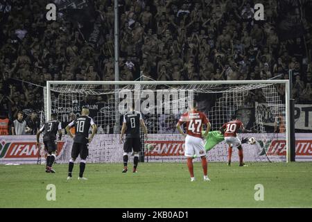 Quincy Promes trifft die Strafe, aber Alexandros Paschalakis rettet. PAOK gegen Spartak Moscow 3-2 für die dritte Qualifikationsrunde der Champions League. PAOK besiegte Spartak aus Moskau im Toumba-Stadion in Thessaloniki, Griechenland mit einem Score von 3:2. Die ersten beiden Tore erreichten Spartak, Ivelin Popov bei 7' und Quincy Promes bei 17. PAOK schlug mit Aleksander Prijovic mit einem Elfmeter, Dimitris Limnios mit 37' und Dimitris Pelkas mit 44' auf 29' zurück. Spartak verlor auch eine Strafe, da PAOK Torhüter erfolgreich von Alexandros Paschalakis gerettet wurde, wurde die Strafe von Quincy Promes getroffen. (Foto von Nicolas Economou/NurPhoto Stockfoto