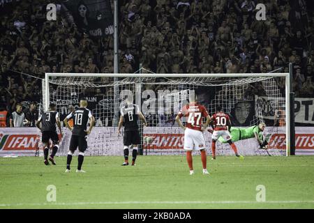 Quincy Promes trifft die Strafe, aber Alexandros Paschalakis rettet. PAOK gegen Spartak Moscow 3-2 für die dritte Qualifikationsrunde der Champions League. PAOK besiegte Spartak aus Moskau im Toumba-Stadion in Thessaloniki, Griechenland mit einem Score von 3:2. Die ersten beiden Tore erreichten Spartak, Ivelin Popov bei 7' und Quincy Promes bei 17. PAOK schlug mit Aleksander Prijovic mit einem Elfmeter, Dimitris Limnios mit 37' und Dimitris Pelkas mit 44' auf 29' zurück. Spartak verlor auch eine Strafe, da PAOK Torhüter erfolgreich von Alexandros Paschalakis gerettet wurde, wurde die Strafe von Quincy Promes getroffen. (Foto von Nicolas Economou/NurPhoto Stockfoto