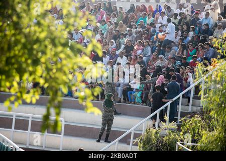 Die pakistanischen Bürger beobachten die Grenzzeremonie zwischen Wagah und Attari am 8. August 2018. Diese Zeremonie findet jeden Abend vor Sonnenuntergang an der Wagah- und Attari-Grenze statt die Absenkung der Flaggen-Zeremonie an der Wagah-Grenze ist eine tägliche militärische Praxis, die die Sicherheitskräfte Indiens (Border Security Force, BSF) und die Pakistan Rangers seit 1959 gemeinsam verfolgen (Foto von Emrah Oprukcu/NurPhoto) Stockfoto