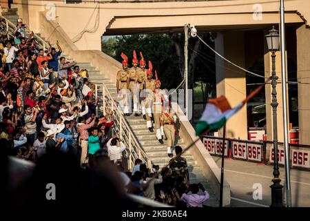 Indisches Militär BSF (Border Security Force) märz Wagah-Attari Grenzzeremonie im 8. August 2018. Diese Zeremonie findet jeden Abend vor Sonnenuntergang an der Grenze zwischen Wagah und Attari statt. Die Absenkung der Flaggenzeremonie an der Wagah-Grenze ist eine tägliche militärische Praxis, der die Sicherheitskräfte Indiens (Border Security Force, BSF) und der Pakistan Rangers seit 1959 gemeinsam folgen. (Foto von Emrah Oprukcu/NurPhoto) Stockfoto