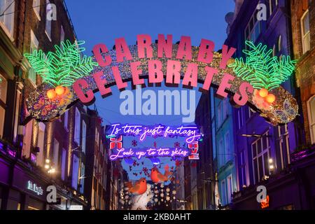 London, Großbritannien. 3.. November 2022. Weihnachtsschmuck in Londons berühmter Carnaby Street. Kredit: Vuk Valcic/Alamy Live Nachrichten Stockfoto