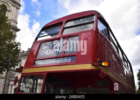 Aus Protest gegen den saudischen Luftangriff im Jemen, bei dem am 10. August 2018 in London 29 Kinder getötet und 30 verletzt wurden, wurde ein Banner von Save the Children auf einen historischen Doppeldeckerbus gesetzt. (Foto von Alberto Pezzali/NurPhoto) Stockfoto