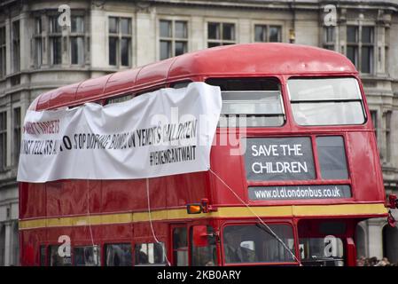 Aus Protest gegen den saudischen Luftangriff im Jemen, bei dem am 10. August 2018 in London 29 Kinder getötet und 30 verletzt wurden, wurde ein Banner von Save the Children auf einen historischen Doppeldeckerbus gesetzt. (Foto von Alberto Pezzali/NurPhoto) Stockfoto