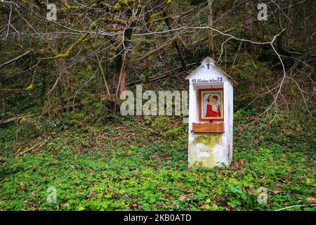 Schrein am Wegesrand im Wald in der Steiermark, Österreich Stockfoto